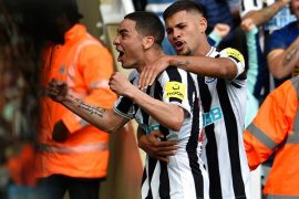 Miguel Almiron festeja con Bruno Guimaraes una anotacion del Newcastle en la Premier