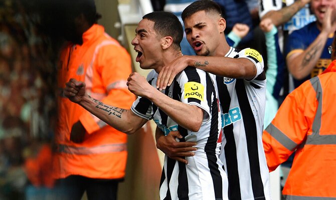 Miguel Almiron festeja con Bruno Guimaraes una anotacion del Newcastle en la Premier