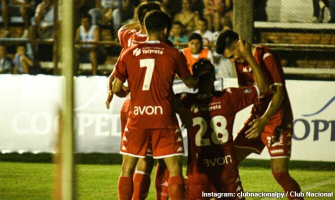 Jugadores de Nacional festejan un gol en la primera jornada del Apertura paraguayo