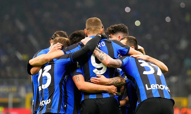 Edin Dzeko y otros jugadores del Inter se abrazan en un festejo de gol