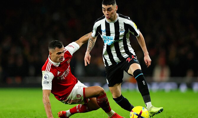 Miguel Almiron del Newcastle en partido contra el Arsenal en la Premier