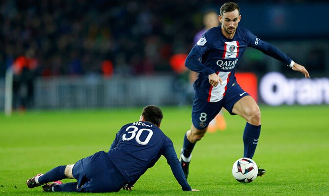 Fabian Ruiz se lleva el balon ante la caida de Messi en partido del PSG