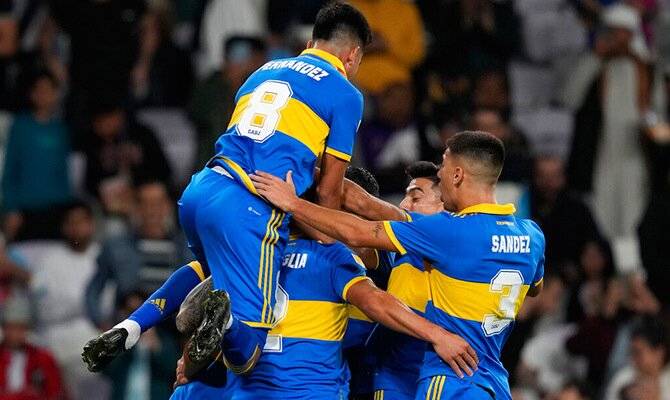 Futbolistas de Boca Juniors celebran una anotacion ante Racing por la Supercopa