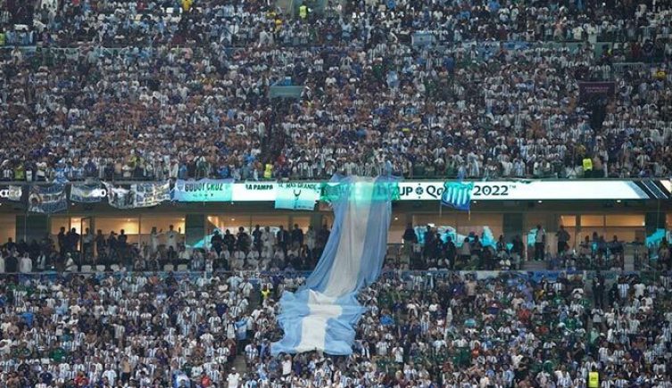 Hinchas argentinos en la final del Mundial de Qatar 2022