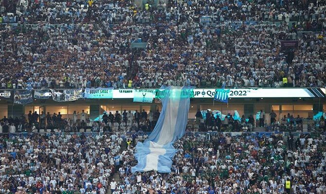 Hinchas argentinos en la final del Mundial de Qatar 2022