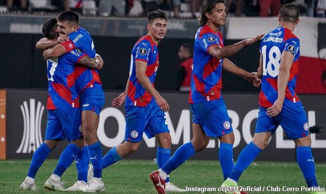 futbolistas de Cerro Porteño festejan un gol ante Curico por la Libertadores