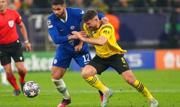 Ruben Loftus-Cheek de Chelsea y Salih Ozcan del Dortmund disputan el balon