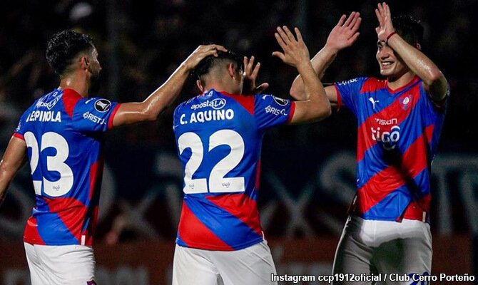 Jugadores de Cerro Porteño celebran un gol ante Fortaleza por la Copa Libertadores