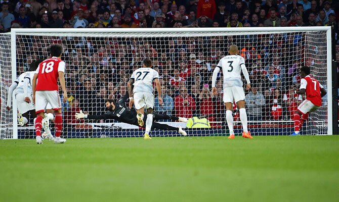 Bukayo Saka del Arsenal anota de penal ante el Liverpool en la Premier