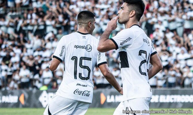 Brian Montenegro de Olimpia festeja un gol en el campeonato paraguayo