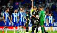 El arbitro muestra una tarjeta roja en el ultimo duelo entre Espanyol y Real Madrid