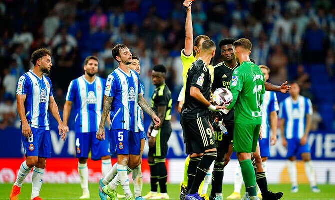 El arbitro muestra una tarjeta roja en el ultimo duelo entre Espanyol y Real Madrid