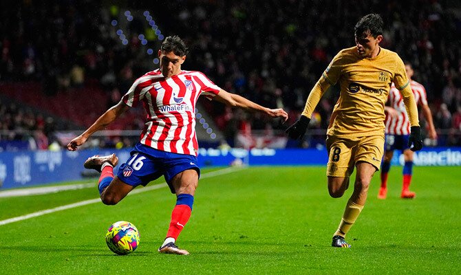 Nahuel Molina del Atletico Madrid ante la marca de Pedri del Barcelona