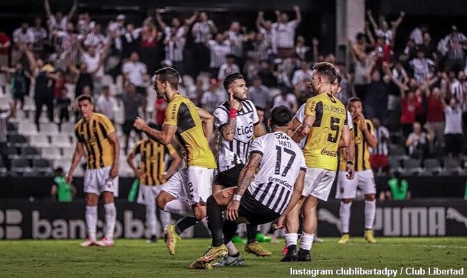 Héctor Tito Villalba festeja su gol para Libertad ante Guarani en el Clausura paraguayo