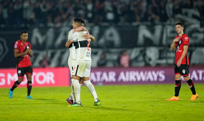 Jugadores de Olimpia se abrazan tras un partido de Copa Sudamericana