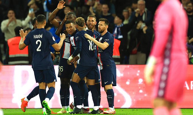 Jugadores del PSG celebran una anotacion por la Ligue 1 2022-2023