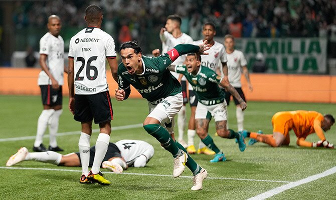 Gustavo Gomez celebra un gol de Palmeiras ante Athletico Paranaense