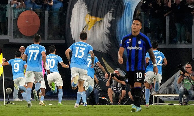 Lautaro Martinez del Inter lamenta un gol anotado por la Lazio