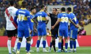 Jugadores de Boca Juniors reclaman al arbitro en el superclásico ante River en 2022