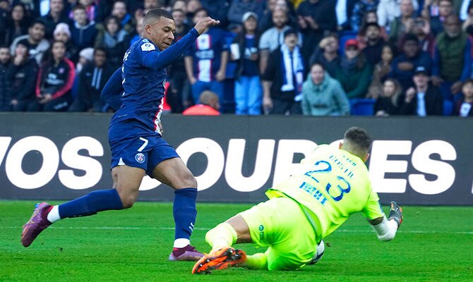Kylian Mbappé del PSG en partido de Ligue 1 contra el Auxerre