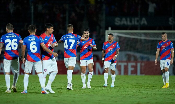 Jugadores de Cerro Porteño al termino de un partido de Copa Libertadores