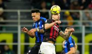 Lautaro Martínez del Inter busca el balon ante un defensa del Milan