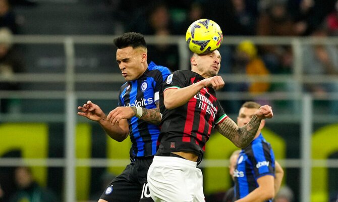 Lautaro Martínez del Inter busca el balon ante un defensa del Milan