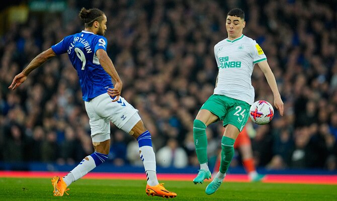 Miguel Almiron del Newcastle en partido contra el Everton por la Liga Premier