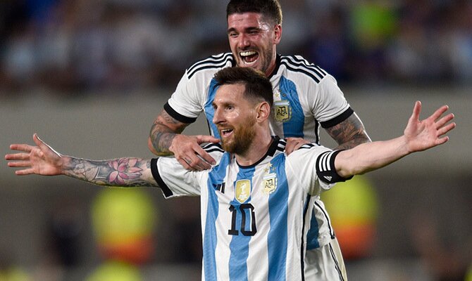 Lionel Messi y Rodrigo De Paul festejan un gol de Argentina en amistoso contra Panama