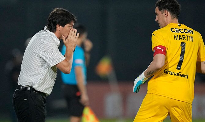 Daniel Garnero gira instrucciones a Martín Silva en partido de Club Libertad