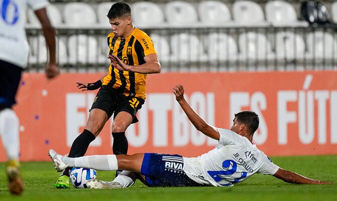 Facundo Barcelo de Guaraní en acción contra Emelec por Copa Sudamericana