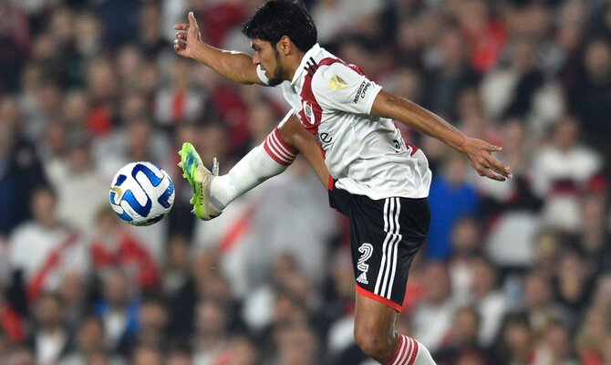 El defensor de River Plate, Robert Rojas, en un partido en el Estadio Monumental