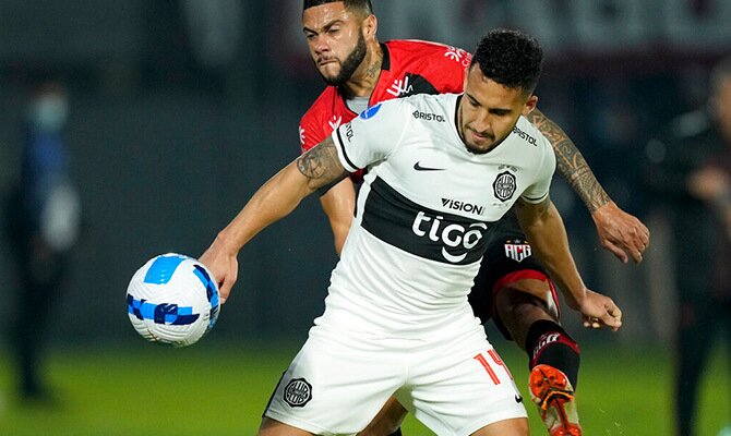 Fernando Cardozo de Olimpia en partido de Copa Libertadores