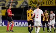 Acción del partido entre Guaraní y Huracán por la Copa Sudamericana 2023