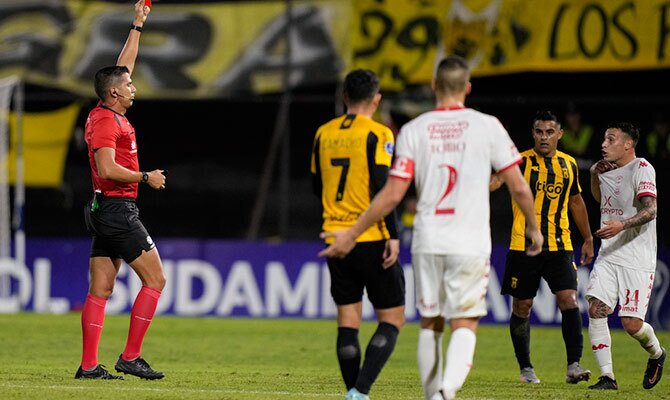 Acción del partido entre Guaraní y Huracán por la Copa Sudamericana 2023