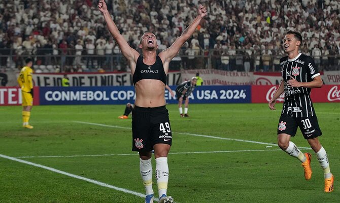 Ryan Gustavo festeja un gol de Corinthians en la Copa Sudamericana