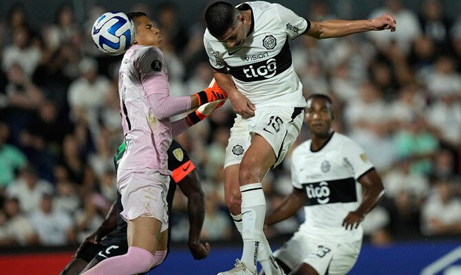 Mateo Gamarra gana de cabeza en partido de Olimpia ante Nacional por la Libertadores