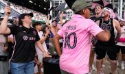 Aficionados del Inter Miami lucen la camiseta de Lionel Messi