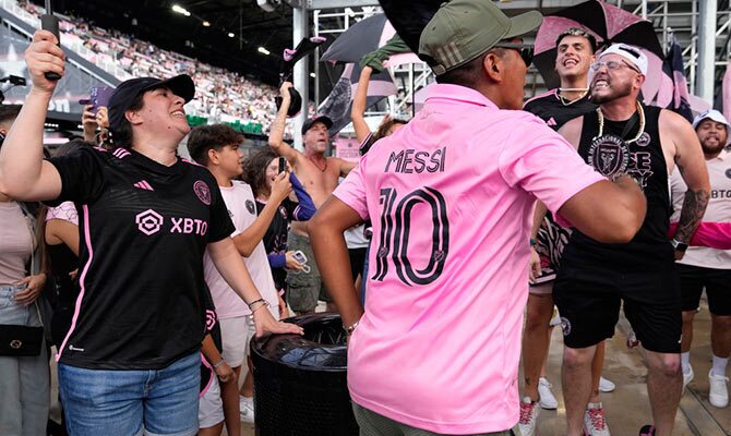 Aficionados del Inter Miami lucen la camiseta de Lionel Messi