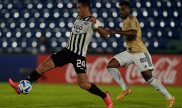 Roque Santa Cruz de Libertad controla la pelota en partido vs Atletico Mineiro