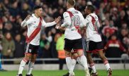 Rodrigo Aliendro celebra un gol de River Plate con Lucas Beltrán y De La Cruz