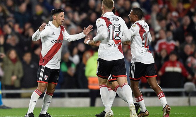 Rodrigo Aliendro celebra un gol de River Plate con Lucas Beltrán y De La Cruz