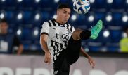 Diego Gomez de Libertad domina la pelota en partido de Libertadores