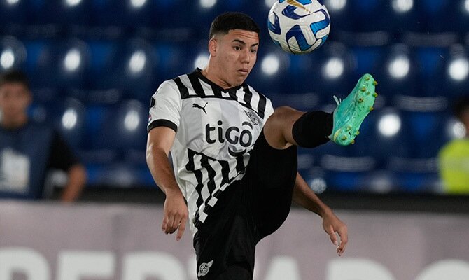 Diego Gomez de Libertad domina la pelota en partido de Libertadores