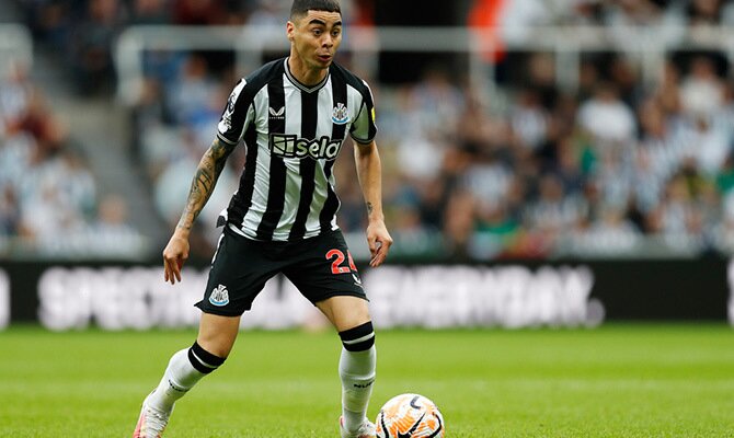 Miguel Almirón del Newcastle en partido de la Premier League