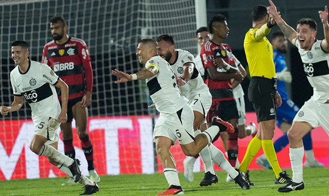 Richard Ortiz celebra uno de los goles de Olimpia contra Flamengo