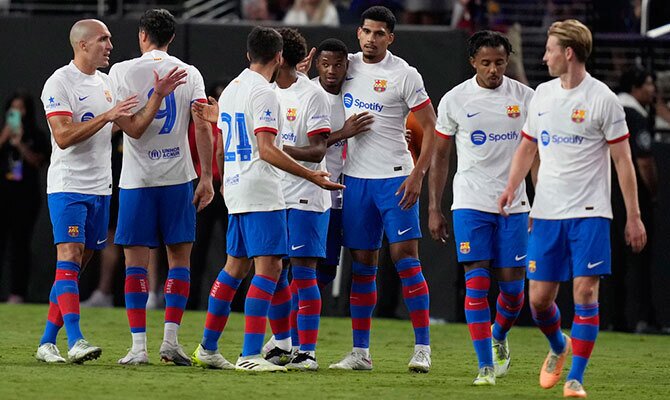 Jugadores del Barcelona festejan una anotación en amistoso de pretemporada