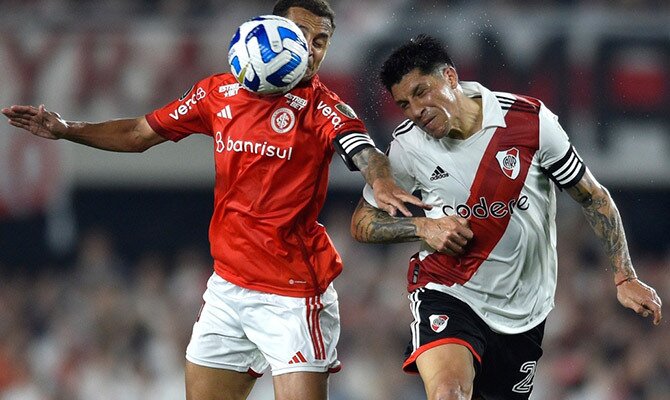 Alan Patrick de Inter y Enzo Pérez de River en partido de Libertadores