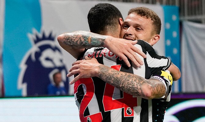 Miguel Almirón abraza a Kieran Trippier tras anotar un gol para el Newcastle