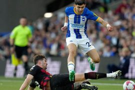 Julio Enciso de Brighton recibe una barrida de John Stones del Man City